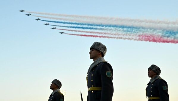 Штурмовики, стихи и живопись: яркие моменты встречи Путина в Астане — фото