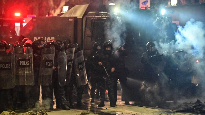 Грузинская полиция готовится оттеснить протестующих от парламента