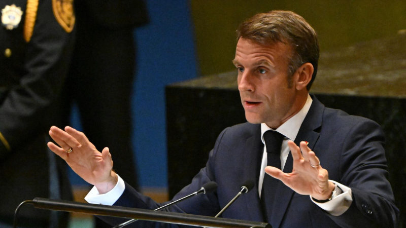 Макрон исключил уход с поста перед голосованием о недоверии кабмину Франции