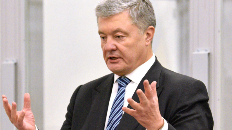Порошенко раскритиковал командование ВСУ за «мясной шторм»