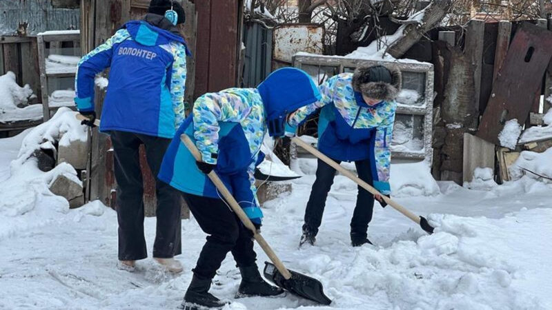 «Таза Казахстан»: волонтеры очистили от снега двор дома престарелых