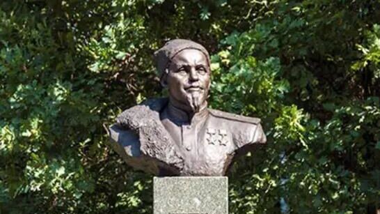 В киевском парке Славы демонтировали бюсты четырех героев ВОВ