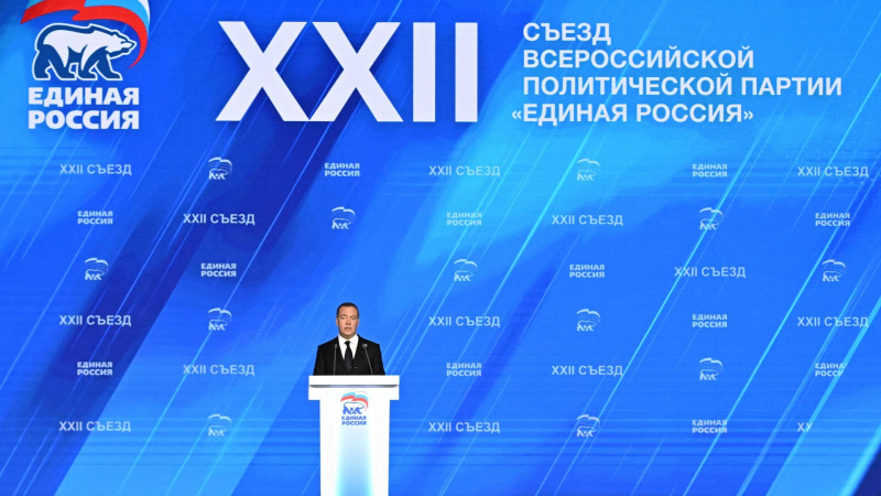 Запад пытается не утратить влияние в бывших колониях, заявил Медведев