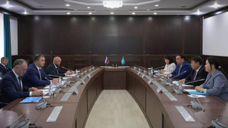 Руководители Павлодарской и Омской областей обсудили приграничное взаимодействие регионов